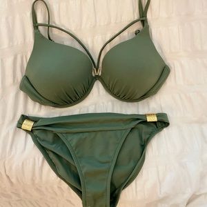 Venus swim Size 6 bottom & D top. Fits like a C-D